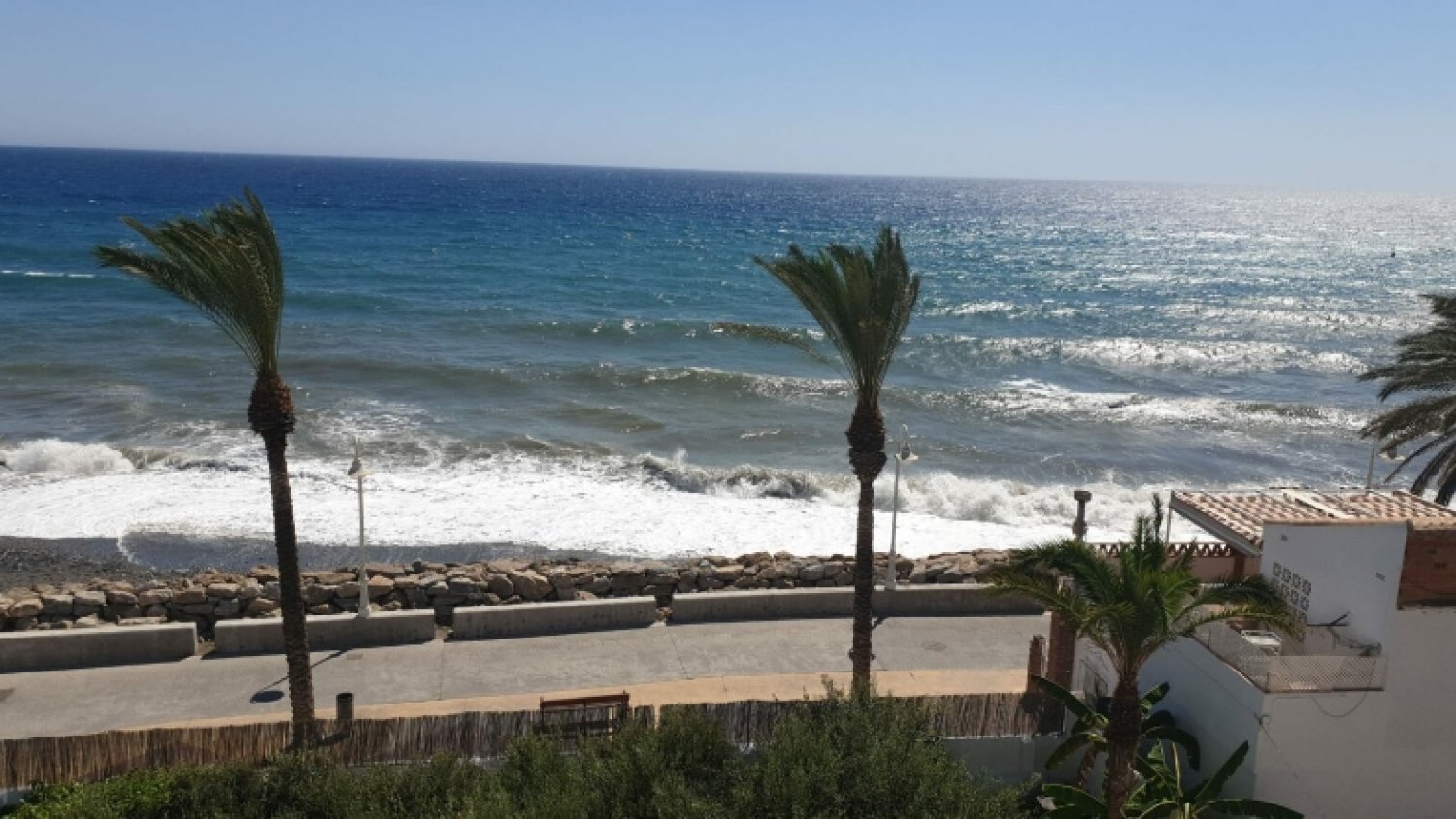 Aemet informa que el viento intenso tenderá a amainar durante la tarde de hoy en Málaga