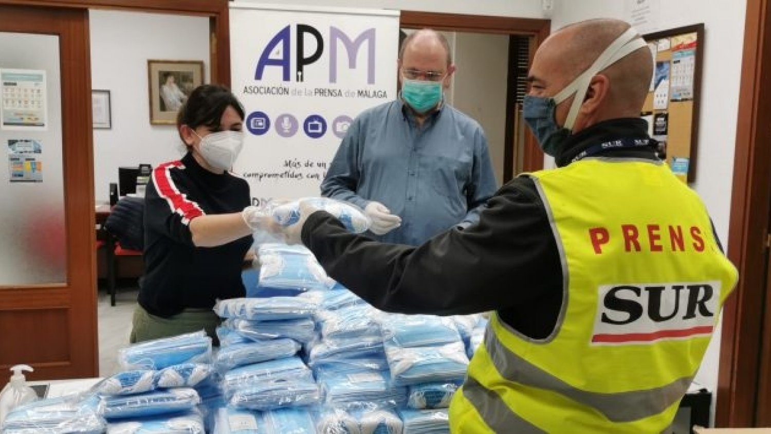 El Hospital Regional decide premiar la labor de los periodistas malagueños durante la pandemia