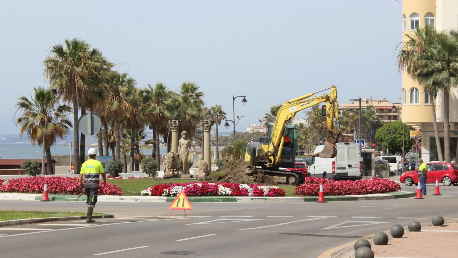 Estepona invierte más de 679.000 euros en mejorar la red de agua en la avenida Litoral