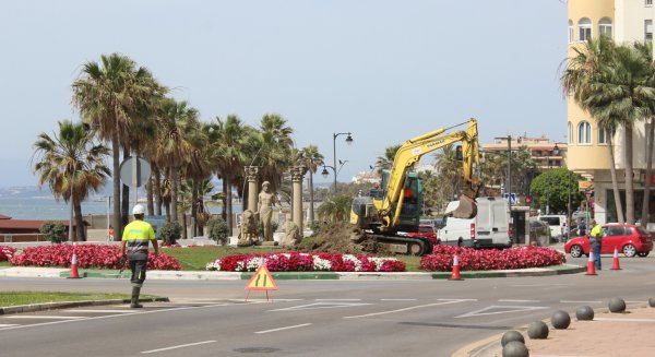 Estepona invierte más de 679.000 euros en mejorar la red de agua en la avenida Litoral