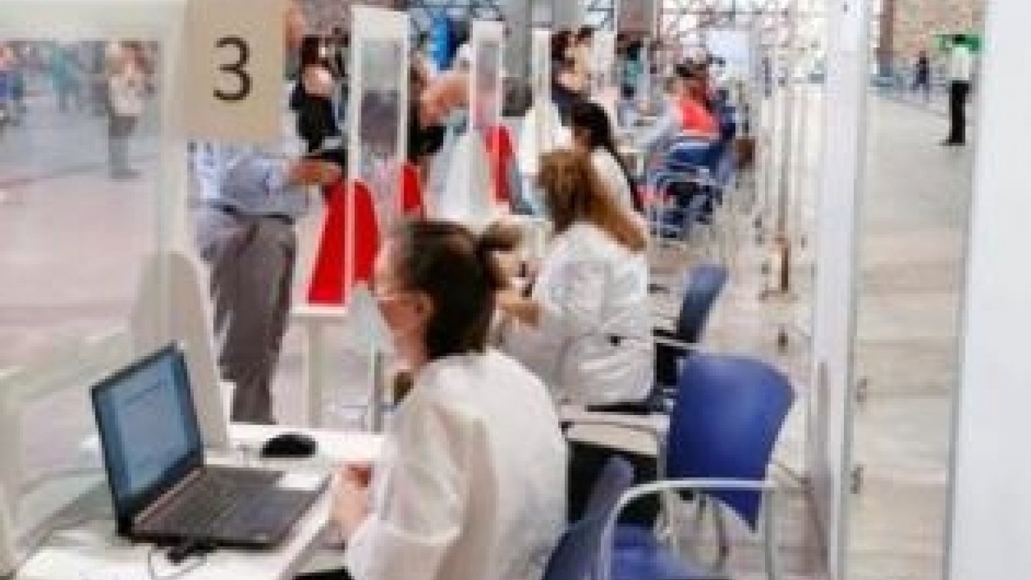 El Distrito Málaga-Guadalhorce vacuna con AstraZeneca a profesionales con la primera dosis