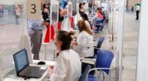 El Distrito Málaga-Guadalhorce vacuna con AstraZeneca a profesionales con la primera dosis