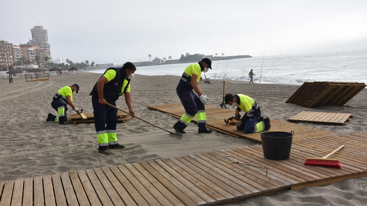 El Ayuntamiento refuerza la accesibilidad de las playas instalando pasarelas en sus entradas