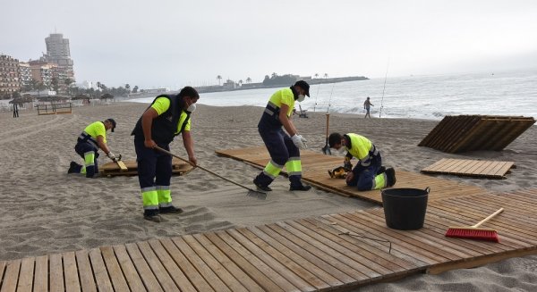 El Ayuntamiento refuerza la accesibilidad de las playas instalando pasarelas en sus entradas