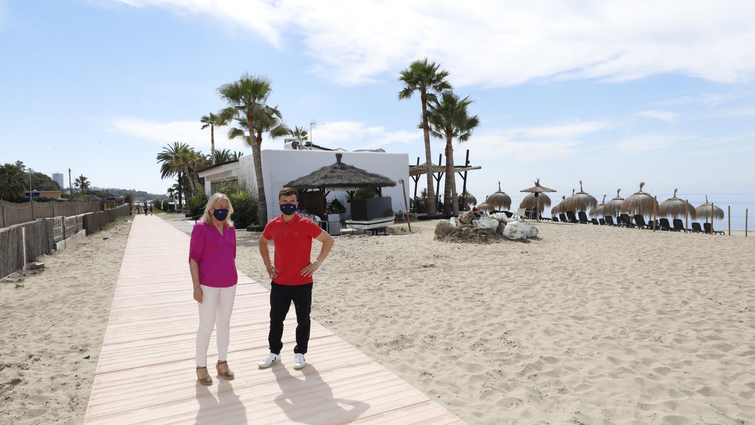 Marbella instala una pasarela desmontable en El Cable para ampliar las zonas de paseo
