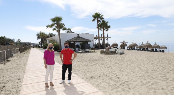 Marbella instala una pasarela desmontable en El Cable para ampliar las zonas de paseo
