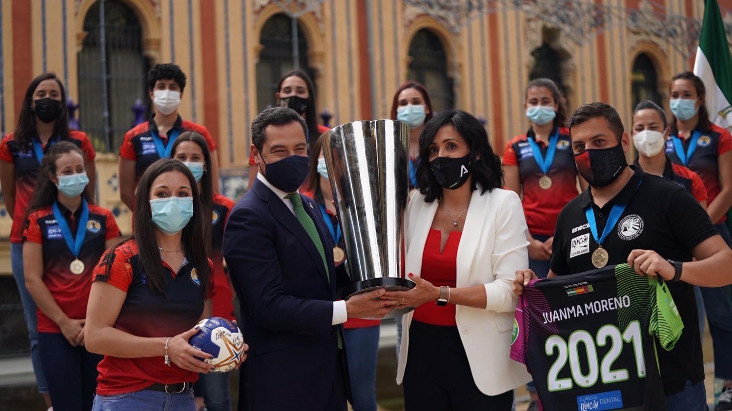 Moreno celebra la temporada del Balonmano Rincón Fertilidad Málaga con tres victorias en España y Europa