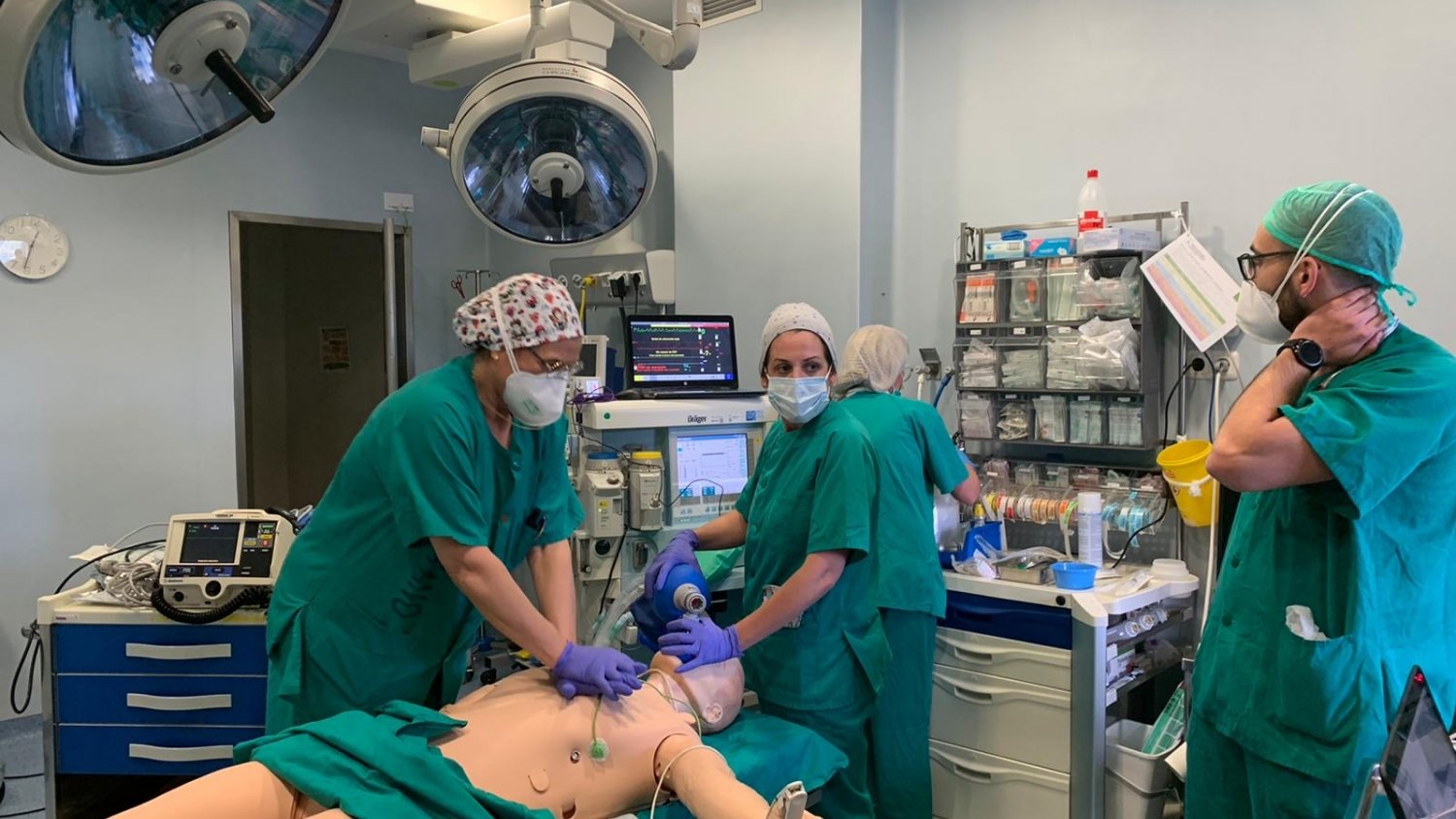 El área Quirúrgica del Hospital Clínico entrena con simulación robótica de última generación