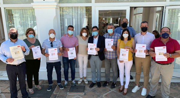 Alcaldes y secretarios generales del PSOE en la Axarquía avalan a Susana Díaz