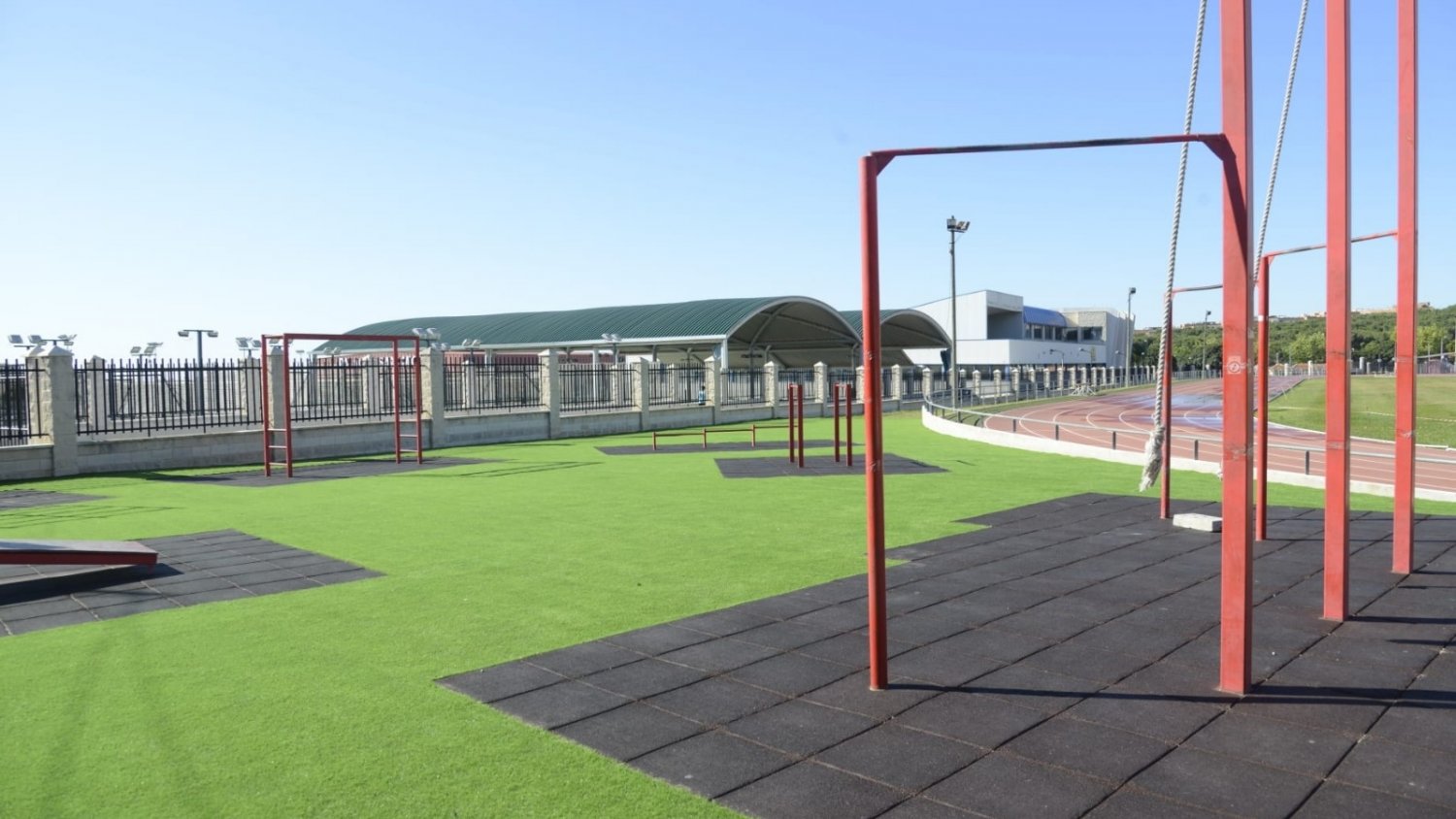 El Patronato Municipal de Deportes Torremolinos remodela la zona de work out de la pista de atletismo