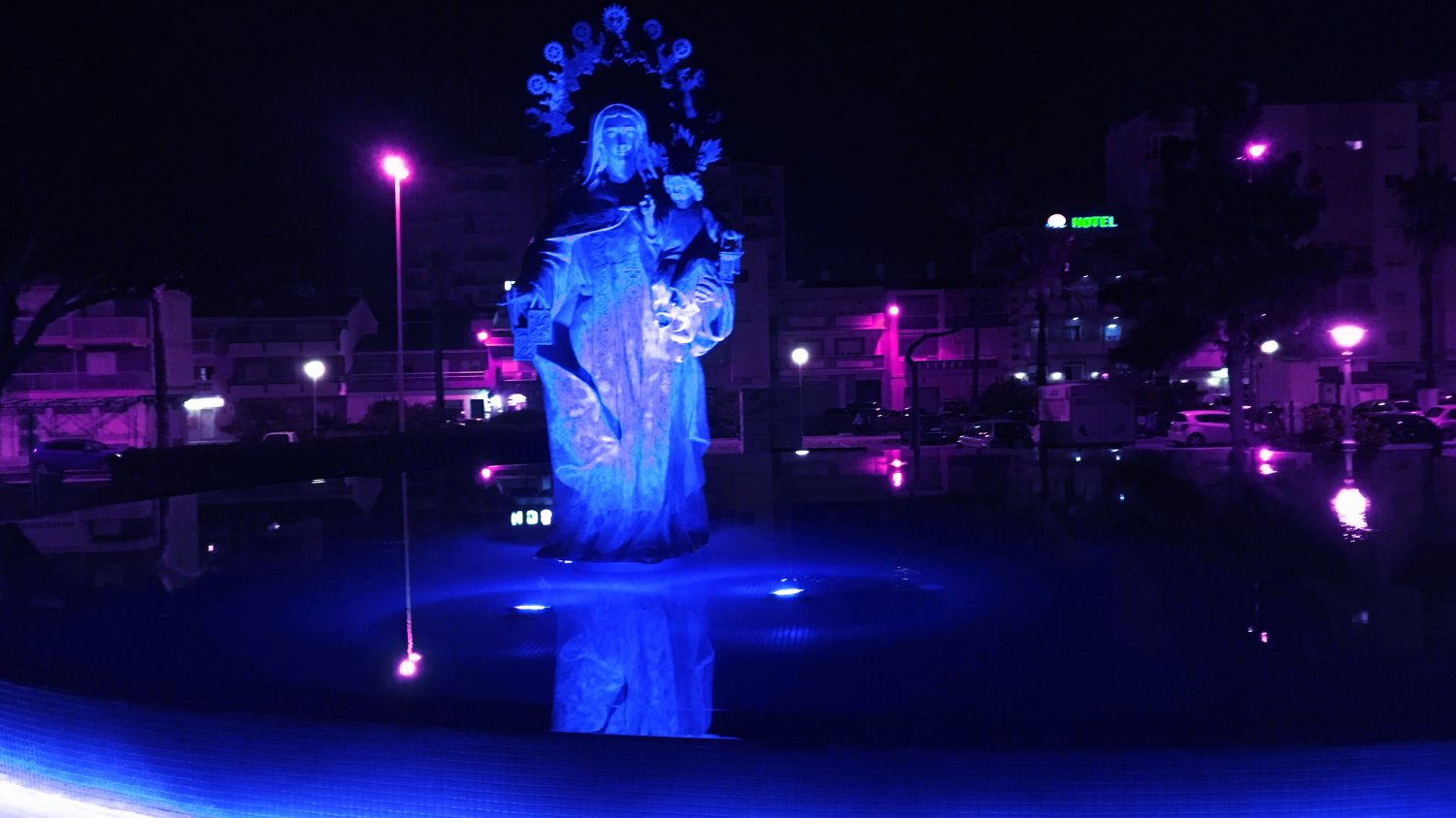 Torre del Mar celebra el Día de la Enfermería llenando de azul su fuente de la Virgen del Carmen