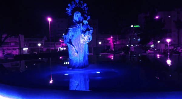 Torre del Mar celebra el Día de la Enfermería llenando de azul su fuente de la Virgen del Carmen