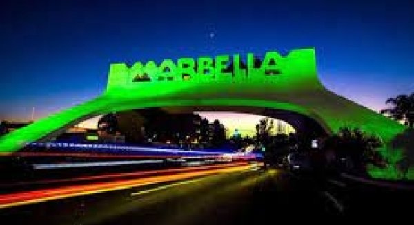 Marbella y San Pedro Alcántara iluminan mañana de distintos colores algunos enclaves emblemáticos