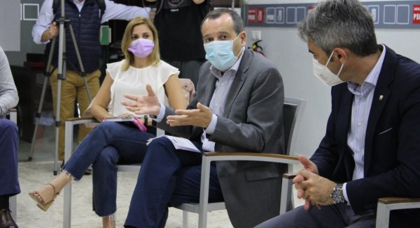Ruiz Espejo traslada el apoyo del PSOE de Málaga a los trabajadores de Tívoli World en Benalmádena