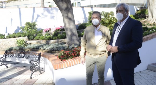 Torremolinos renueva los jardines de la avenida Isabel Manoja plantando 2.500 ejemplares
