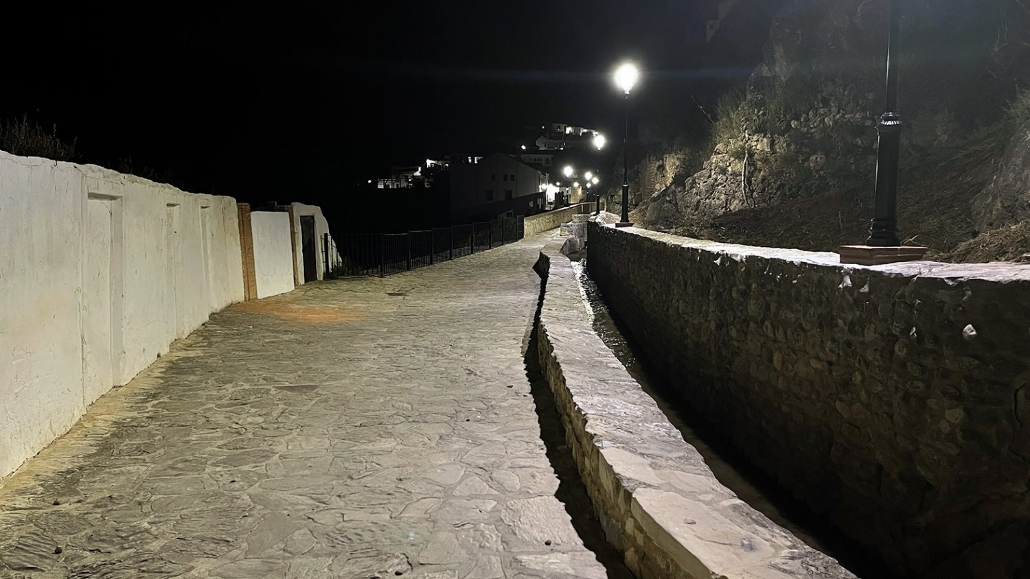 Realizadas las tareas de iluminación de la calle Río del Rosal en Antequera