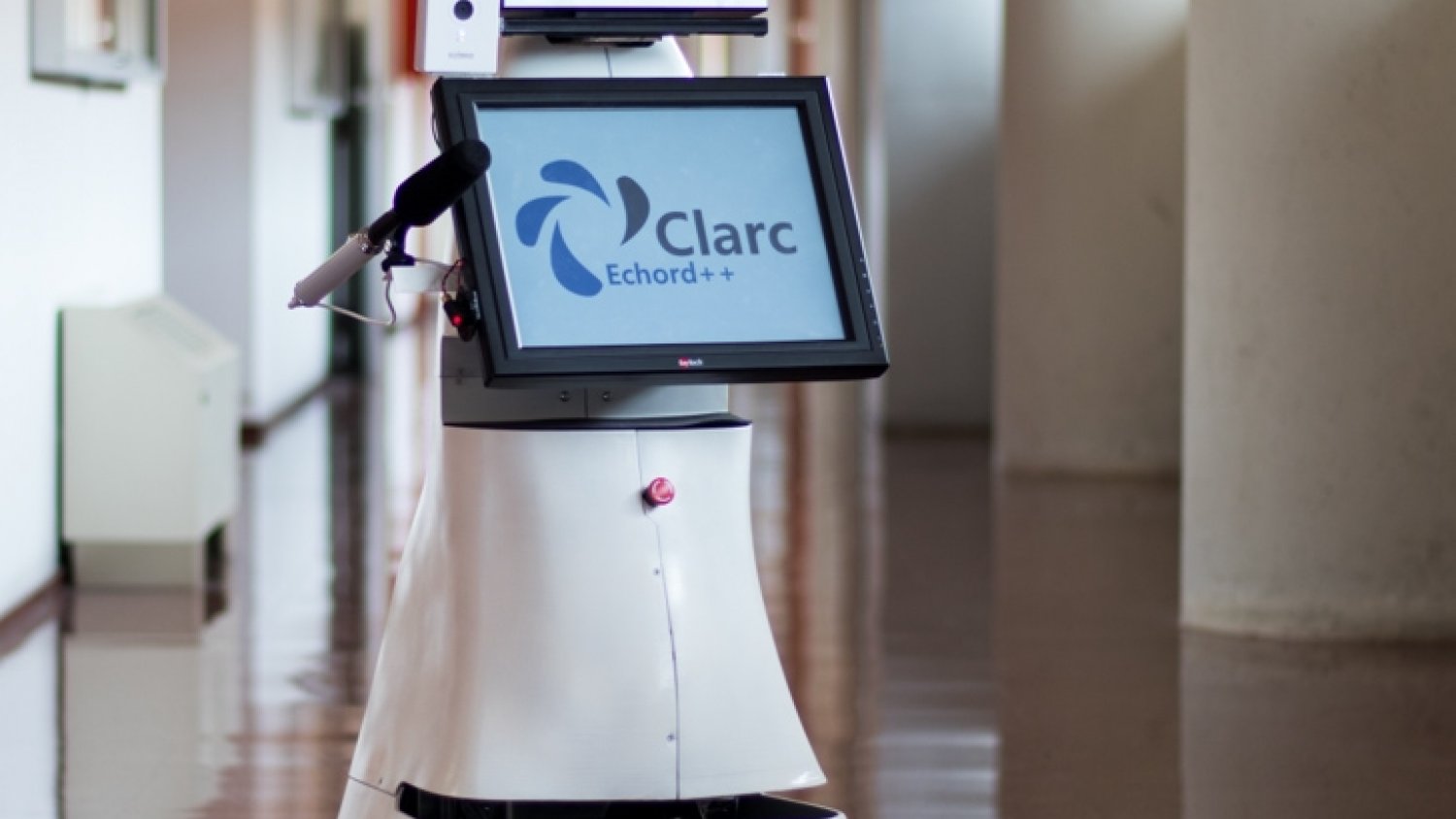 La UMA diseña un robot que permite a personas aisladas por la Covid-19 hablar con sus familiares