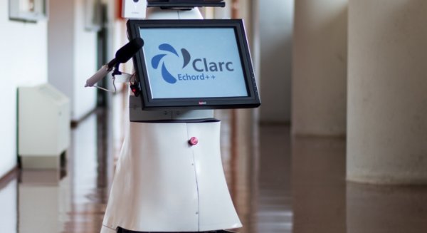 La UMA diseña un robot que permite a personas aisladas por la Covid-19 hablar con sus familiares