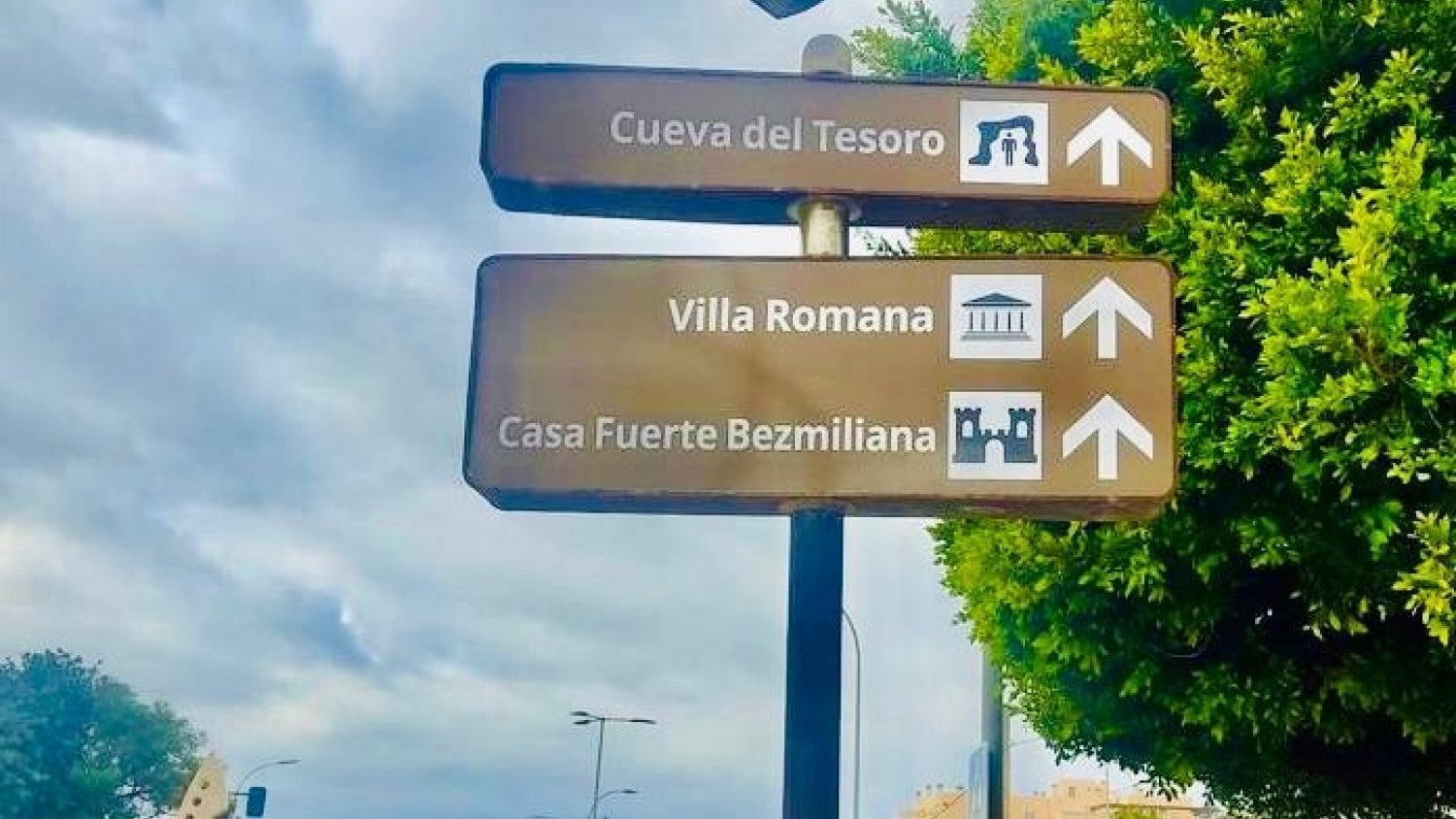 Rincón de la Victoria instala nueva señalética turística y renueva los paneles informativos en la Cueva del Tesoro