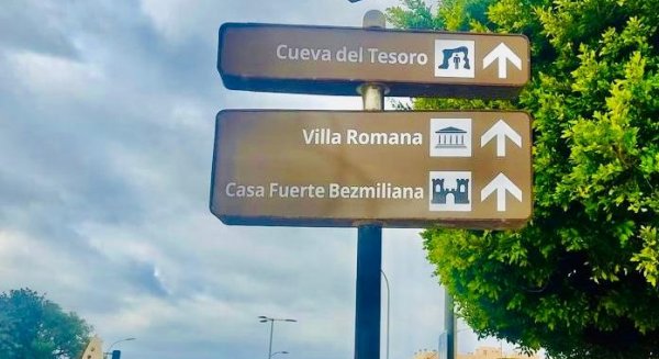 Rincón de la Victoria instala nueva señalética turística y renueva los paneles informativos en la Cueva del Tesoro