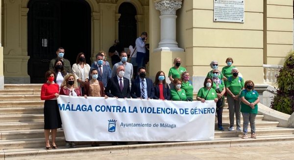 El Ayuntamiento de Málaga guarda un minuto de silencio por la última víctima de violencia de género