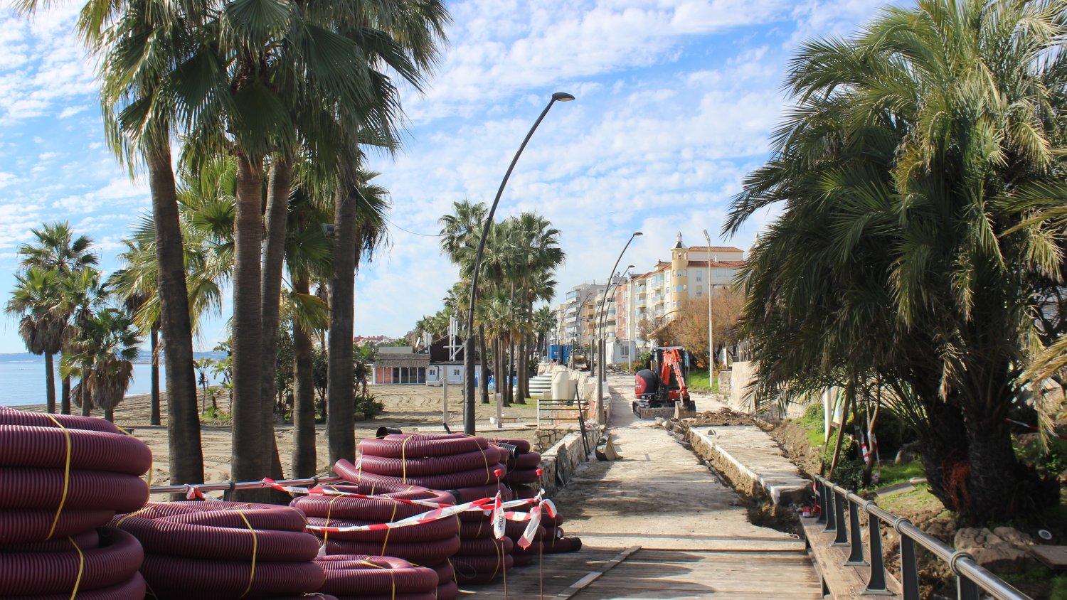 Las obras de remodelación de la última fase del paseo marítimo de Estepona se acercan a su ecuador