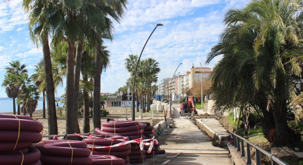 Las obras de remodelación de la última fase del paseo marítimo de Estepona se acercan a su ecuador