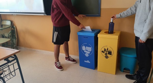 Mancomunidad distribuye 2.475 papeleras azules en los centros escolares