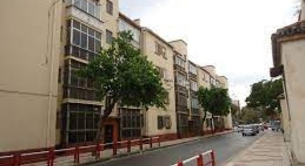 La calzada a la altura del número 4 de la calle Fray Domingo Pimentel está ocupada hasta el 3 de mayo