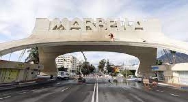 Marbella se ilumina mañana de color verde y morado por el Día Nacional de la Fibrosis Quística
