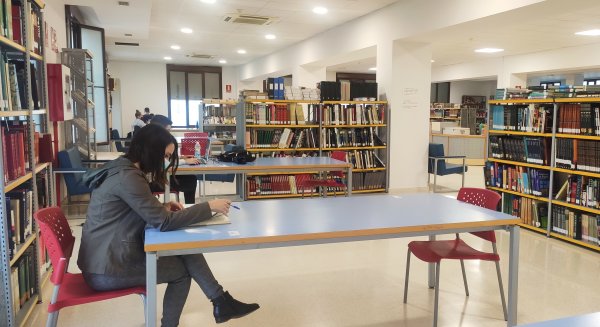 Estepona amplía los fondos de la Biblioteca Municipal con más de 2.500 libros durante 2020
