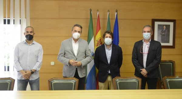 Torremolinos y la Asociación de Taxistas dan conocer los nuevos proyectos para el sector