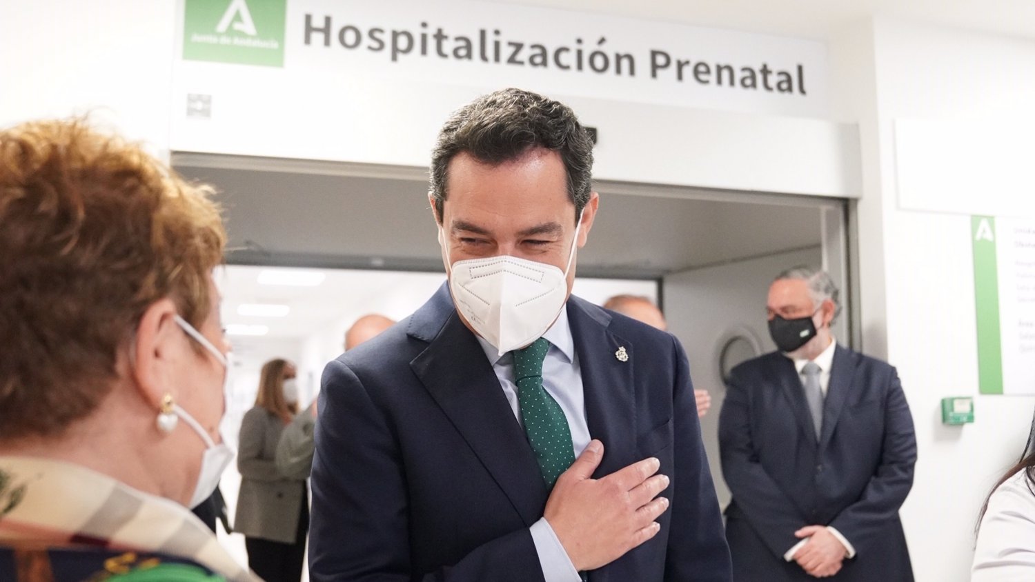 Juanma Moreno señala que el 88% de la plantilla de sanitarios en Andalucía ya está inmunizada
