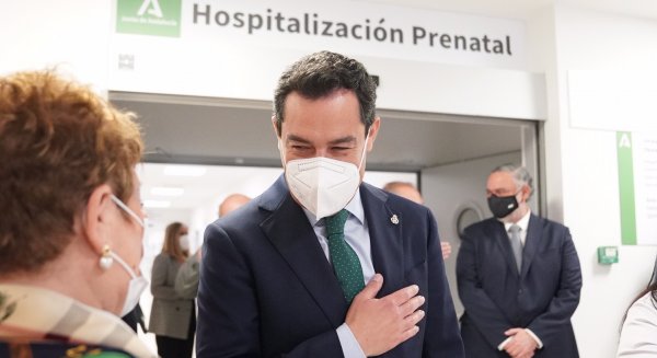 Juanma Moreno señala que el 88% de la plantilla de sanitarios en Andalucía ya está inmunizada