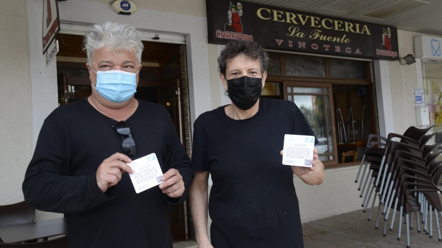 Cultura reparte 2.000 posavasos en Torremolinos con citas literarias por el Día Internacional del libro