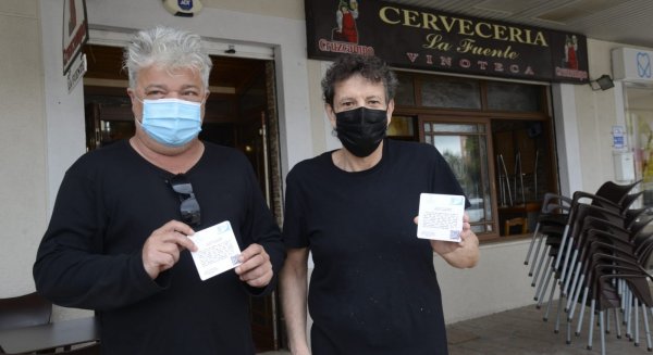 Cultura reparte 2.000 posavasos en Torremolinos con citas literarias por el Día Internacional del libro