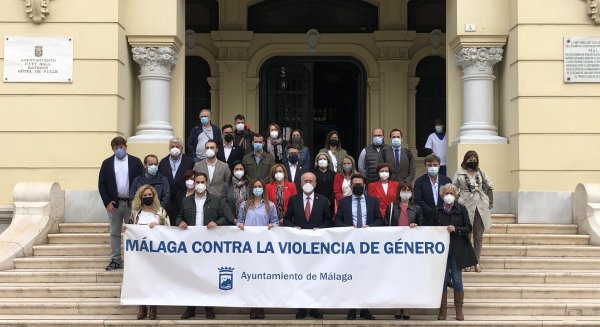 El alcalde de Málaga guarda un minuto de silencio por la última victima de violencia de género
