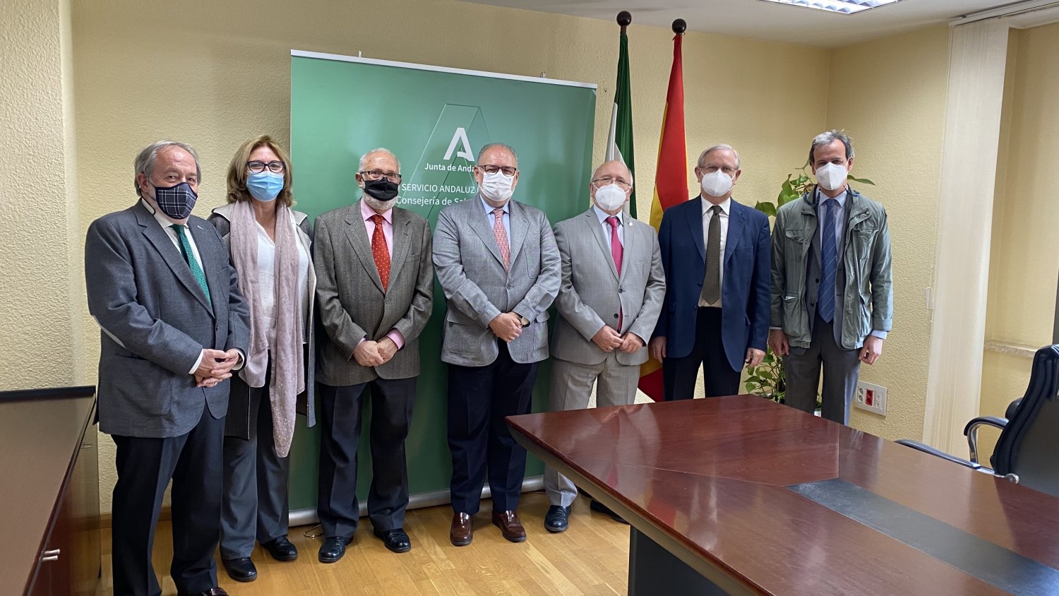 El SAS y el CACM firman un convenio para impulsar la participación de médicos voluntarios en la vacunación