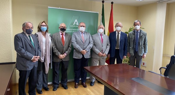 El SAS y el CACM firman un convenio para impulsar la participación de médicos voluntarios en la vacunación