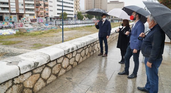 El portavoz socialista de Málaga reclama una solución urgente al puente del CAC