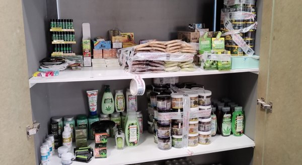 Inmovilizados más de 5.500 artículos en tiendas de venta de productos derivados del cannabis en Málaga