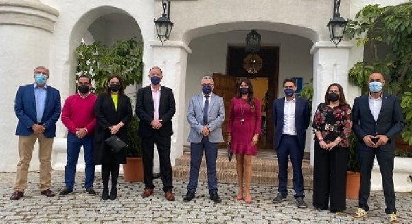 Periodistas nacionales profundizan en la oferta de la ruta de la pasa en un viaje de prensa en la Axarquía