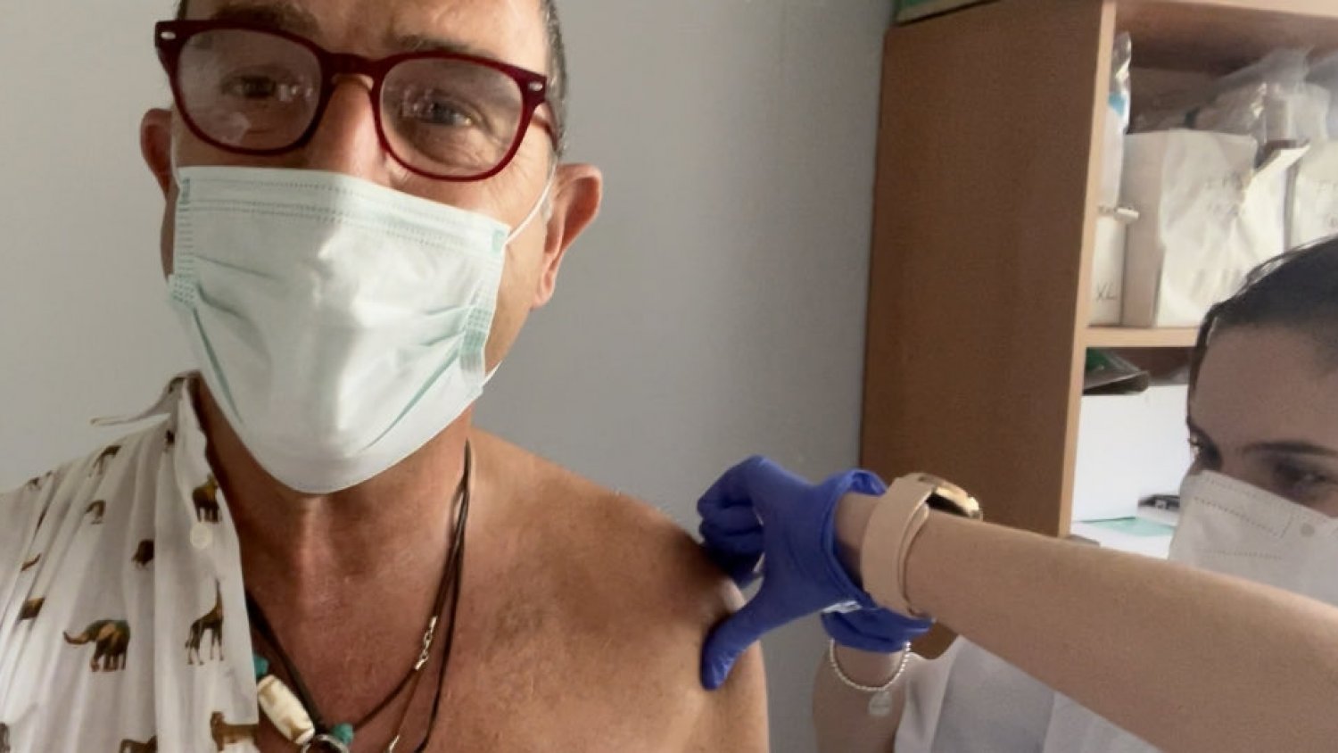 El delegado de Salud de la Junta en Málaga, Carlos Bautista, se vacuna contra la COVID-19