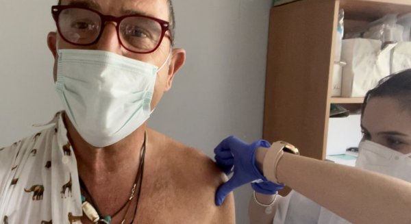 El delegado de Salud de la Junta en Málaga, Carlos Bautista, se vacuna contra la COVID-19