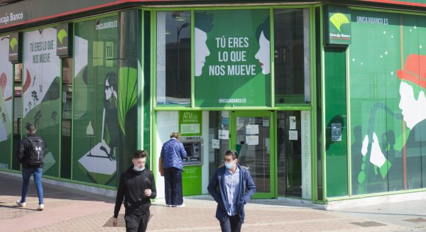 Unicaja Banco bonifica la domiciliación de nómina con una tarjeta de 150 euros