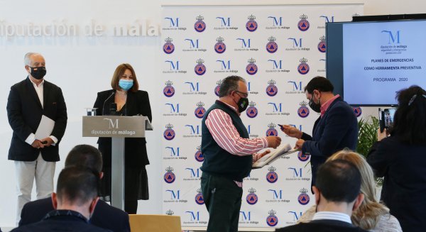 Diputación entrega planes de Protección Civil a 11 municipios malagueños