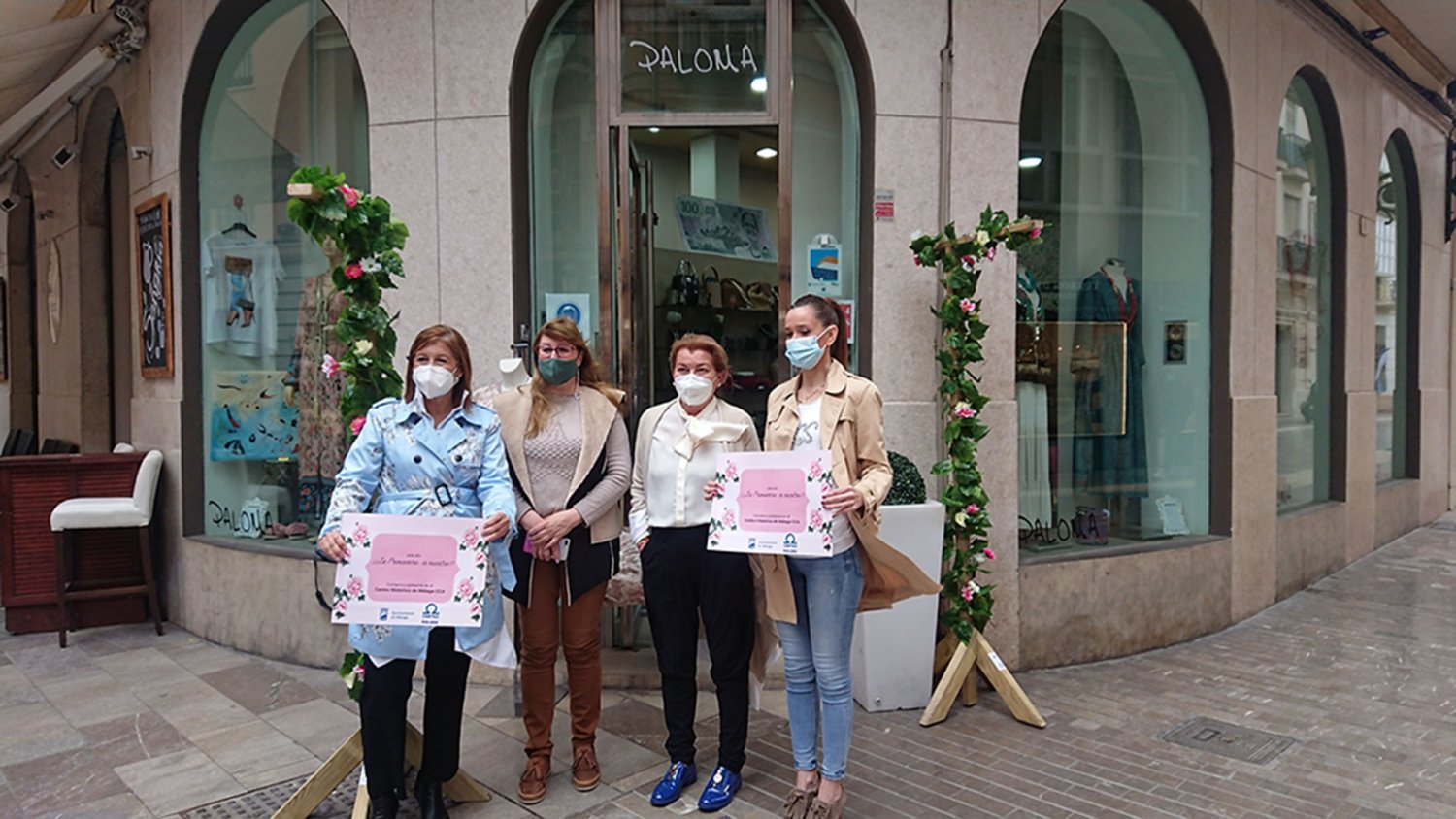 Los comercios del Centro de Málaga llenan de flores sus fachadas para recibir la primavera