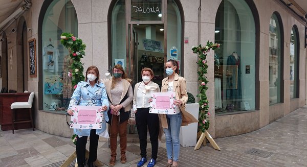 Los comercios del Centro de Málaga llenan de flores sus fachadas para recibir la primavera