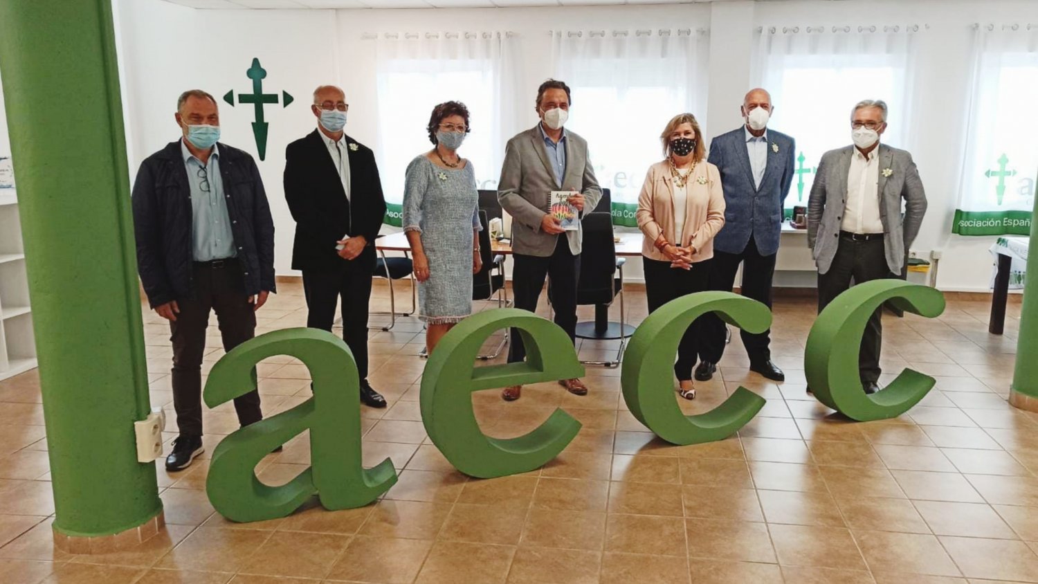 El alcalde de Torremolinos visita las nuevas instalaciones de la Asociación Española contra el Cáncer