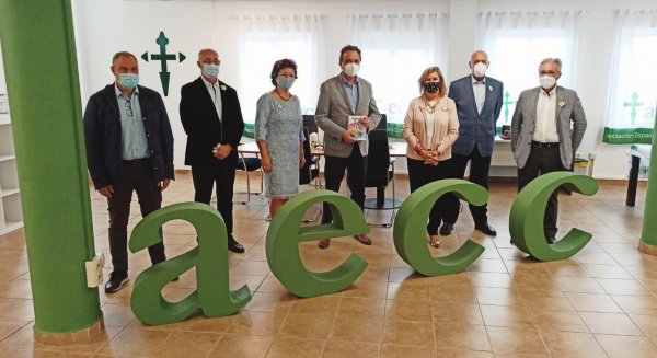 El alcalde de Torremolinos visita las nuevas instalaciones de la Asociación Española contra el Cáncer